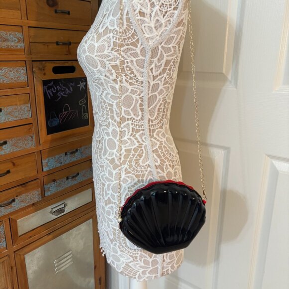 Glam Clam /Sparkle Seashell Shaped Crossbody Handbag / Purse/ Black/Silver - NWT - Picture 8 of 12